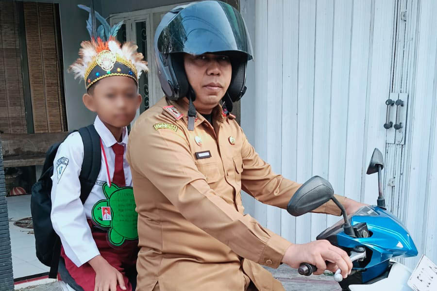 Asisten Perekonomian dan Pembangunan Sekda mendampingi putranya pada hari pertama masuk sekolah di Purwodadi