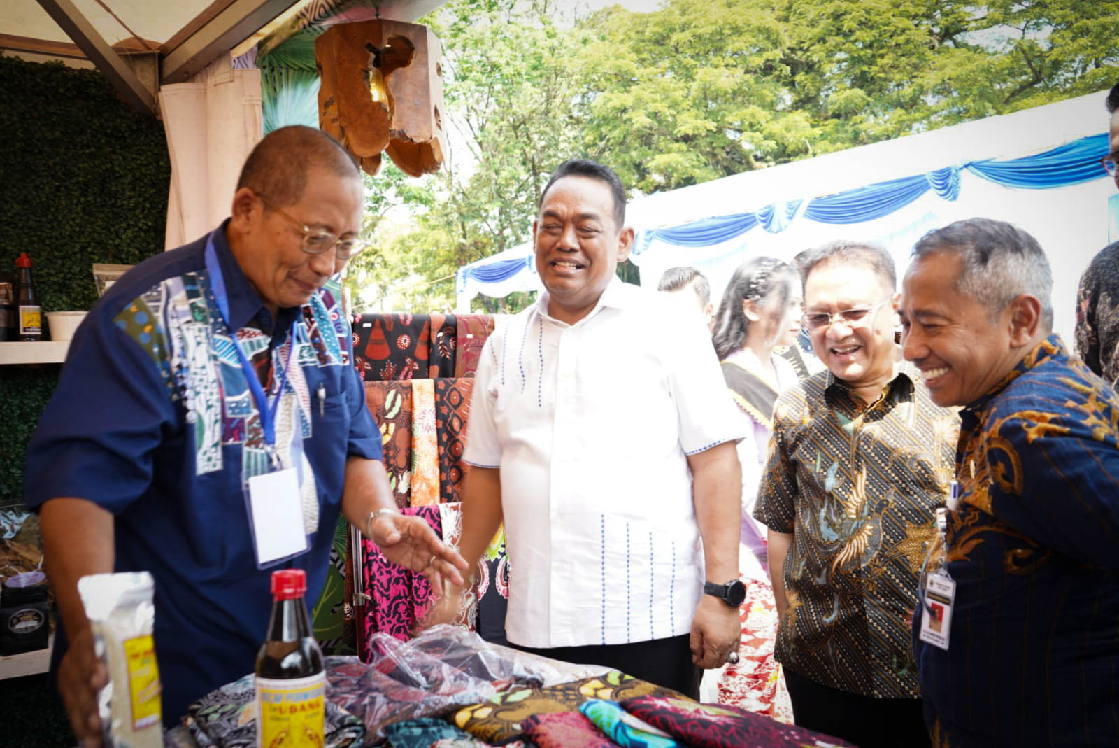 Bupati dan Wabup Grobogan meninjau stand Semarak KaTaKreatif