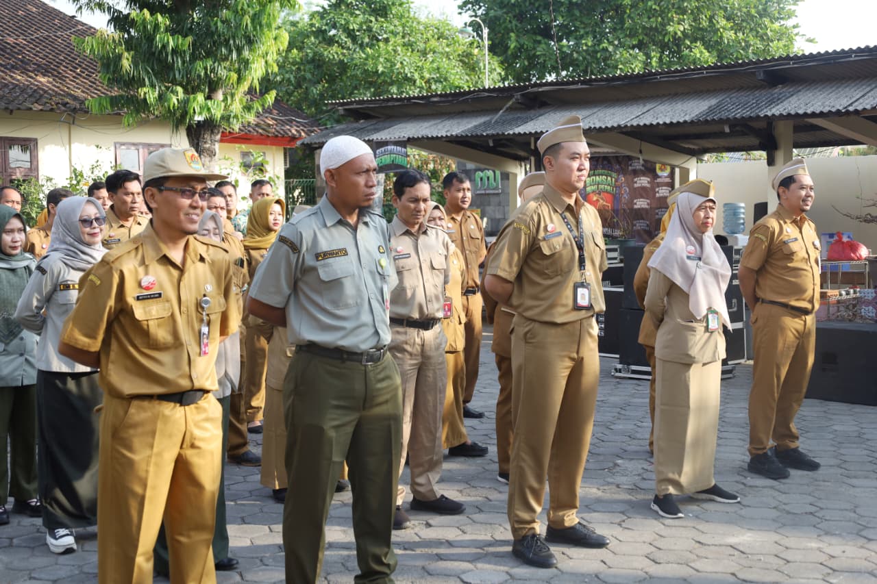 Jajaran pegawai Dinas Pertanian Kabupaten Grobogan mengikuti apel pagi di halaman kantorjpeg