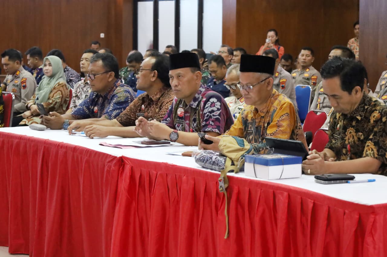 Peserta rapat menyimak rakor linsek dan tpid