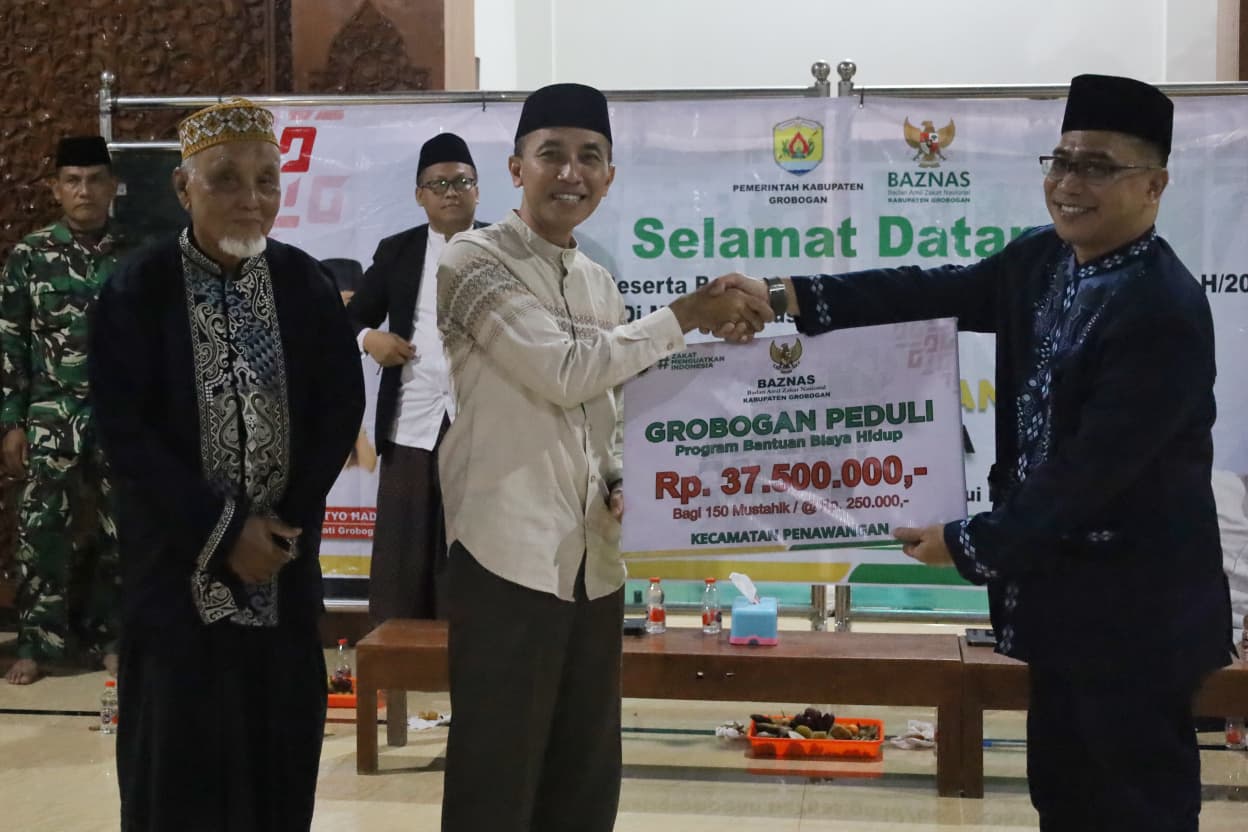 Secara simbolis sekda serahkan bantuan biaya hidup untuk masyarakat desa karangpaing