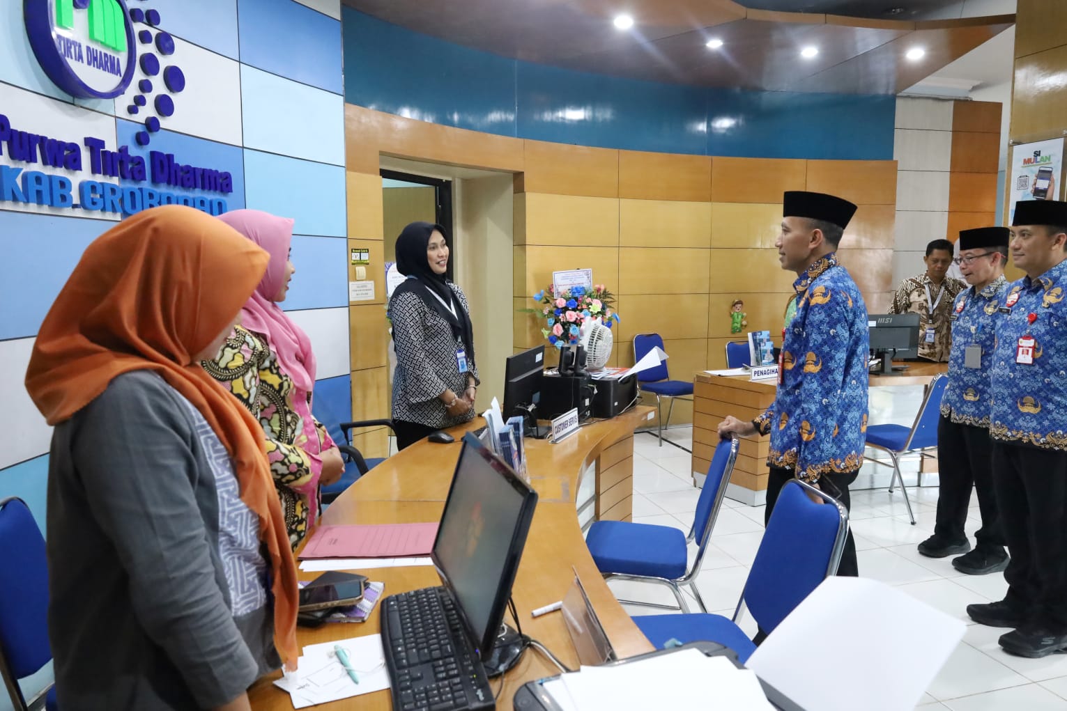 Sekda Anang berdialog denga pegawai front office PDAM Purwa Tirta Dharma