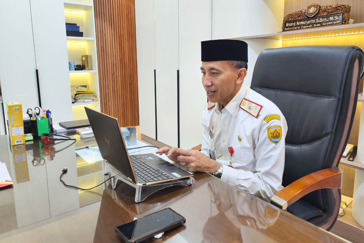 Sekda Grobogan Anang Armunanto memberikan arahan dalam Webinar Diseminasi dan Monitoring Pelaksanaan Pariwara Antikorupsi 2026 dari Purwodadi Kabupaten Grobogan