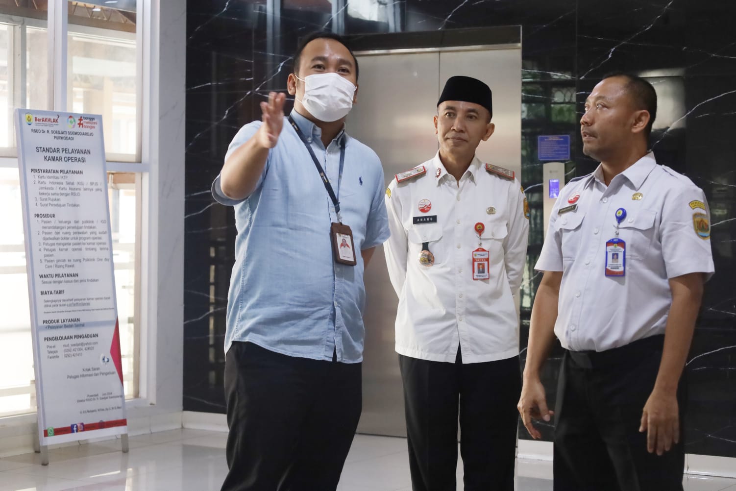 Sekda Grobogan tengah bersama Tim Penilai Nasional Kementerian PANRB dalam verifikasi Zona Integritas di RSUD dr