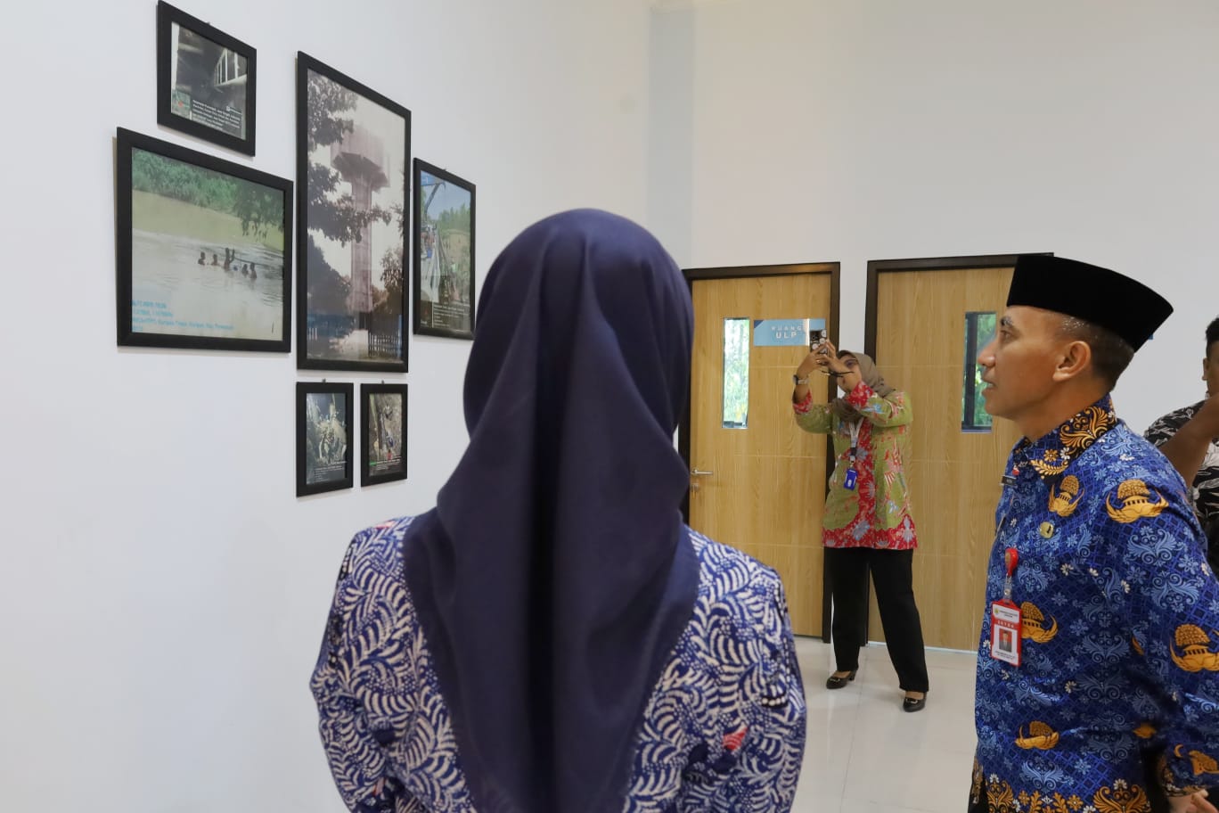 Sekda melihat dokumentasi kegiatan PDAM Purwa Tirta Dharma