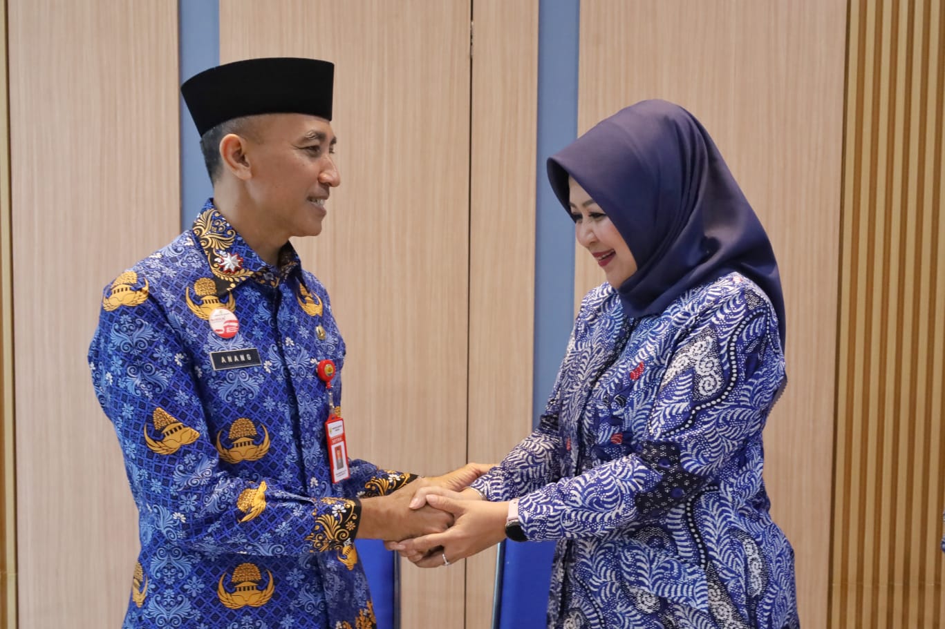 Sekda memberikan apresiasi kepada Direktur PDAM Purwa Tirta Dharma atas kinerja yang diberikan