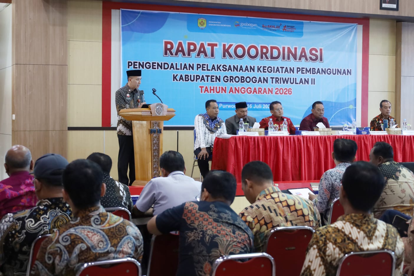 Sekretaris Daerah Kabupaten Grobogan Anang Armunanto memaparkan hasil pemantauan fisik dan keuangan program daerah hingga pertengahan tahun dalam Rapat Koordinasi Pengendalian Pembangunan di Gedung BLK Purwodadi