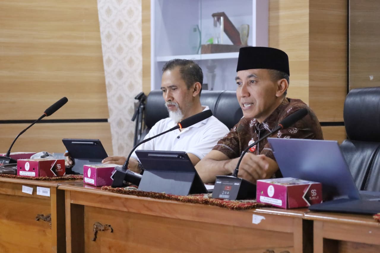 Sekretaris Daerah Kabupaten Grobogan Anang Armunanto memberikan arahan saat memimpin Rapat Koordinasi Persiapan Evaluasi AKIP Perangkat Daerah Tahun 2026 di Ruang Rapat Wakil Bupati Grobogan