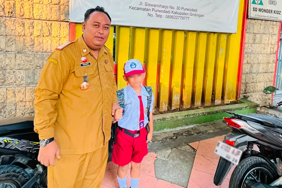 Staf Ahli Bupati Bidang Sosial Kemasyarakatan dan Sumber Daya Manusia mengantarkan putranya di hari pertama masuk sekolah