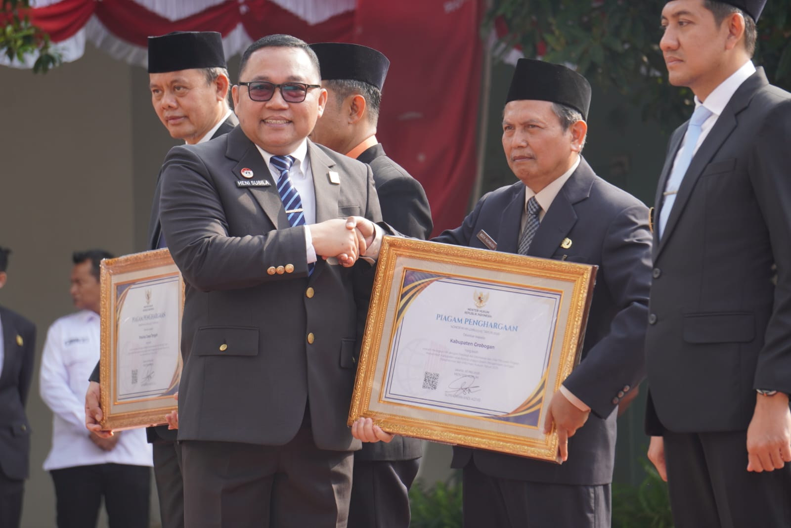 Staf Ahli Bupati Grobogan Fahrudin menerima piagam penghargaan JDIH peringkat ke 8 nasionaljpeg