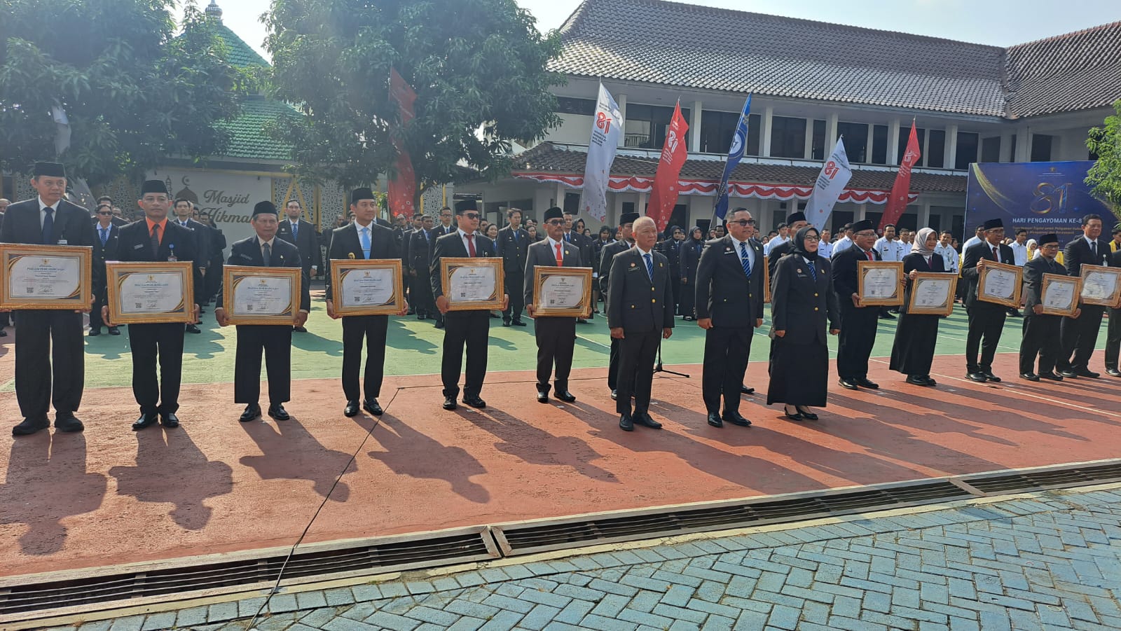 Staf Ahli Bupati Grobogan Fahrudin menerima piagam penghargaan dalam kegiatan JDIHN 2026jpeg