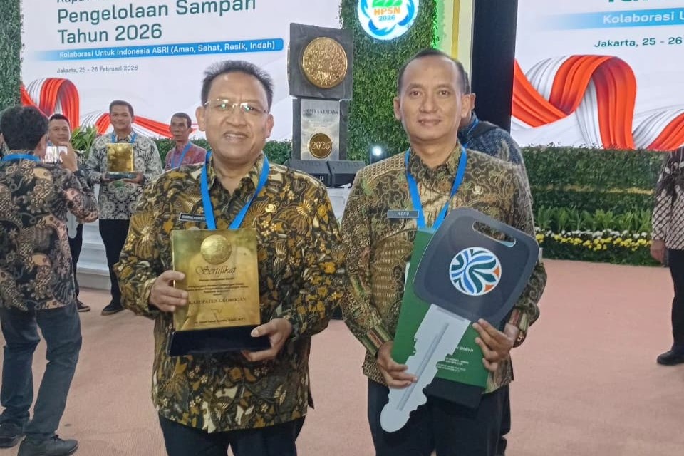 Wakil Bupati dan Kepala DLH menerima piagam menuju kabupaten kota bersih